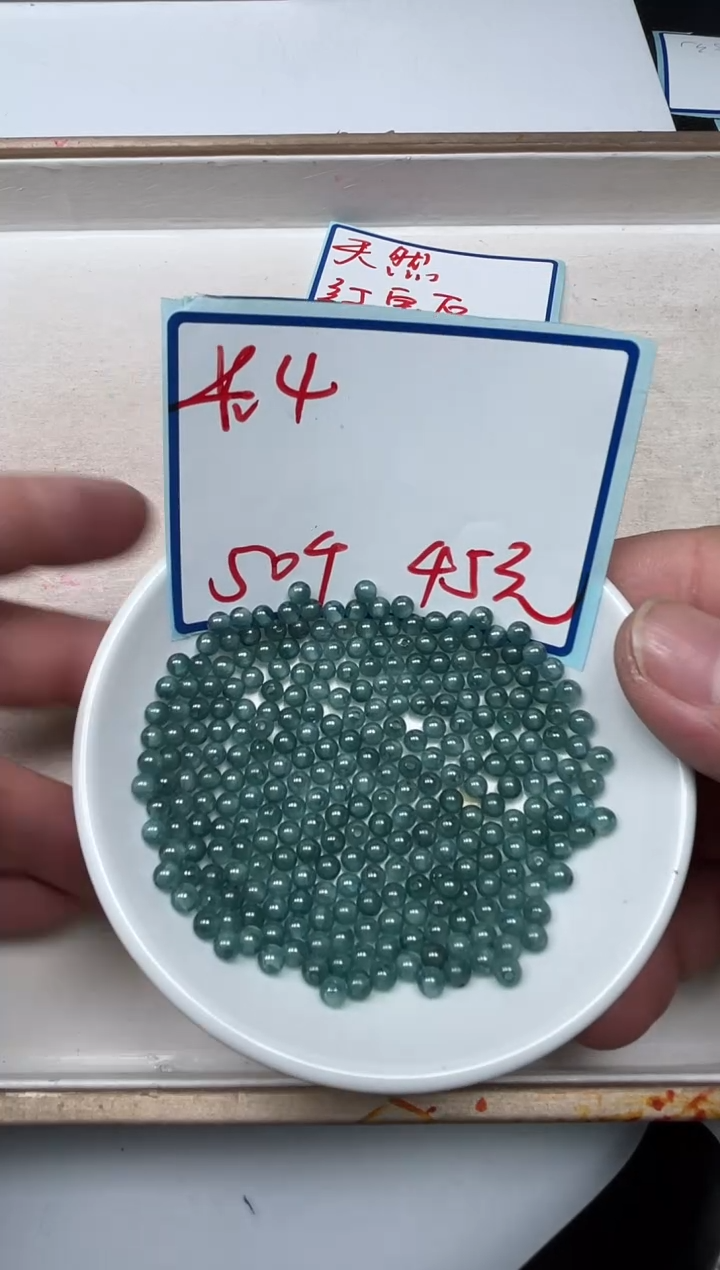 蓝宝石散珠未镶嵌D510湖水蓝宝石4mm 50个45元