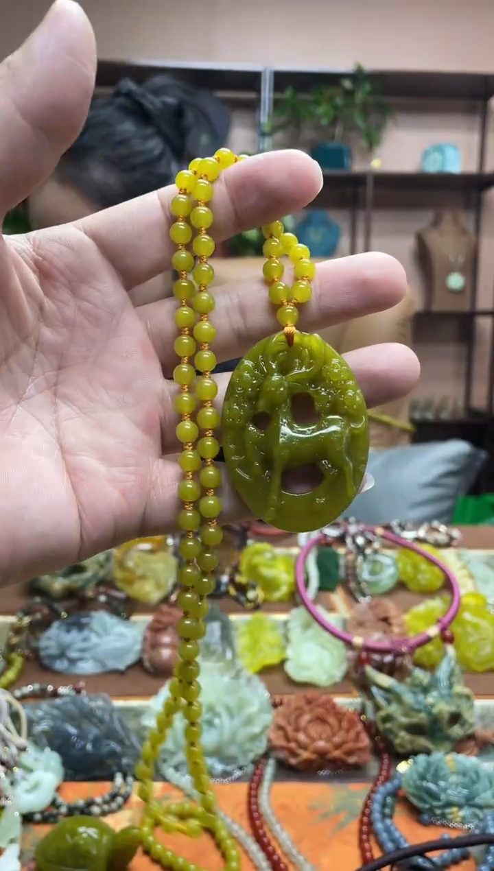 未镶嵌岫玉颈饰多样性发货发其中之一