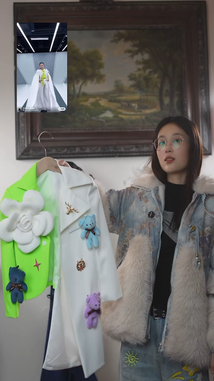 120码绿白拼色玩偶外套艺桐轩儿童潮服