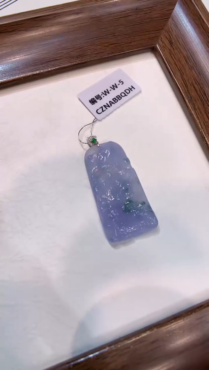 颈饰18K金镶嵌翡翠山水牌