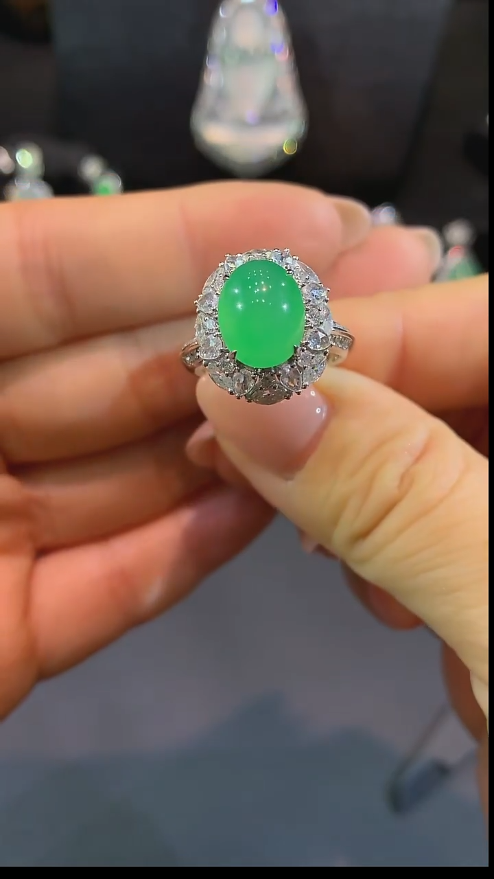 18K金镶嵌戒指翡翠戒指