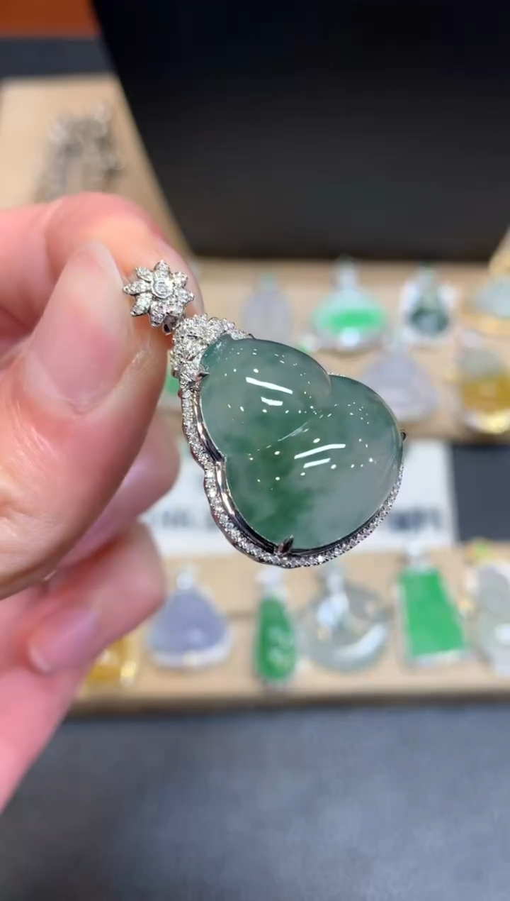 【闪购商品】翡翠颈饰18K金镶嵌葫芦【无服务费】