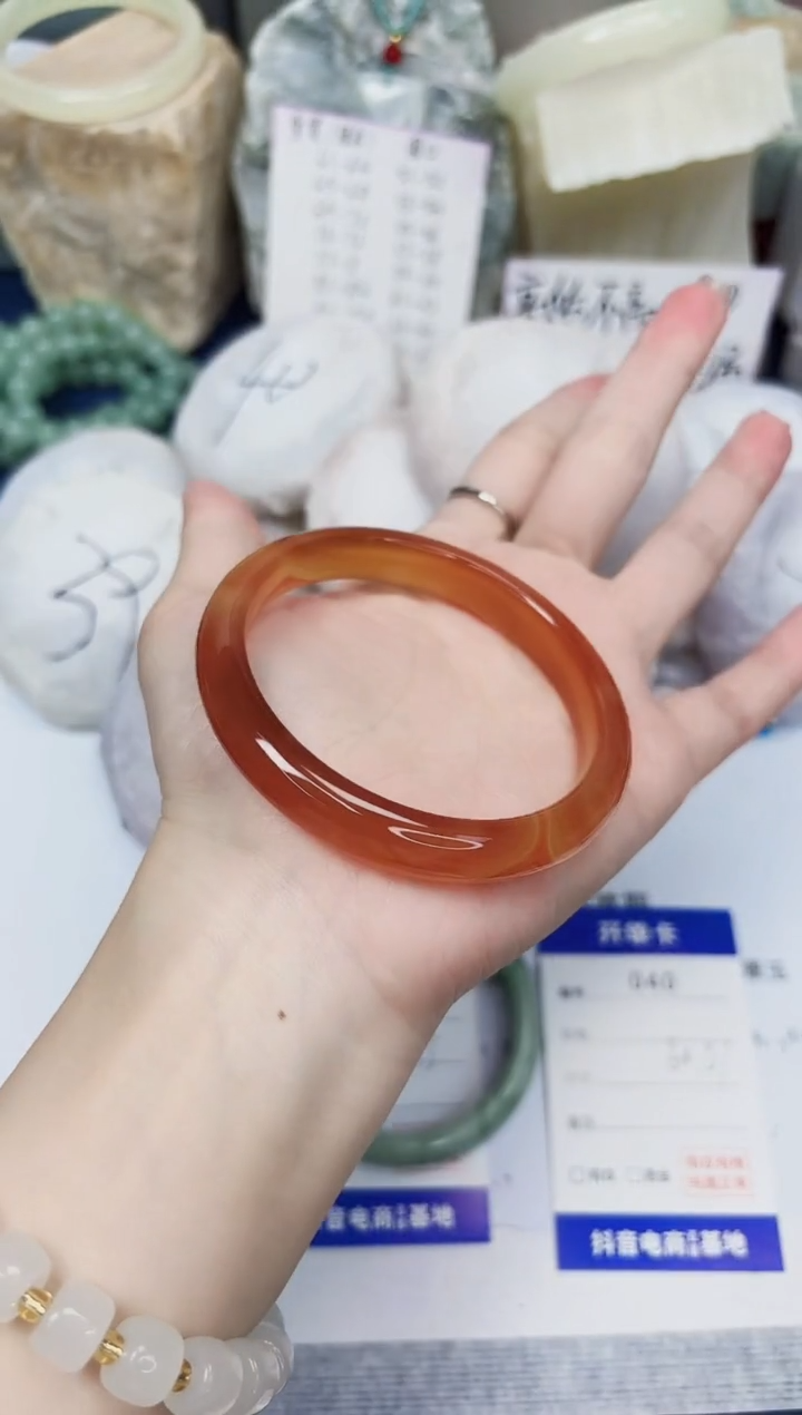 【闪购商品】石英质玉手镯未镶嵌40-玛瑙-圈口60