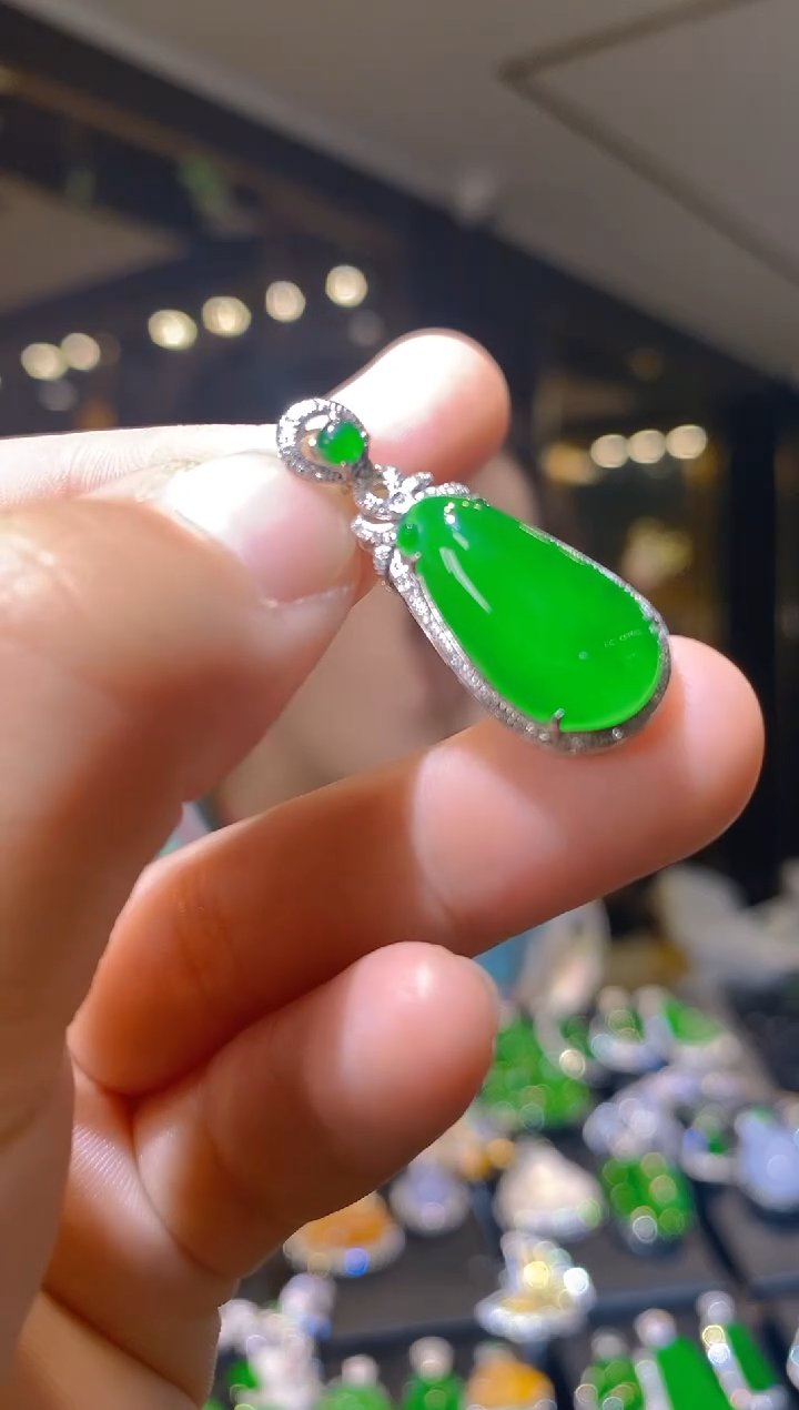 【闪购商品】翡翠吊坠(赠链)18K金镶嵌016      