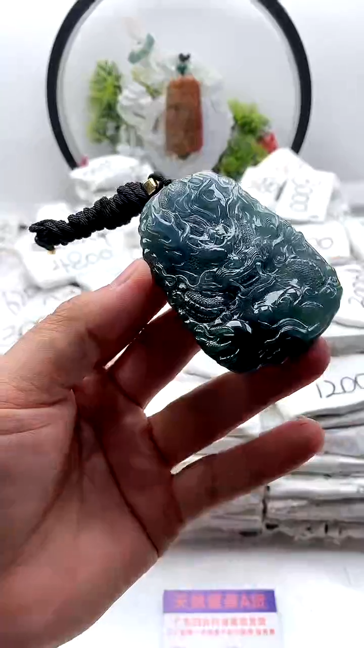 翡翠未镶嵌颈饰龙牌