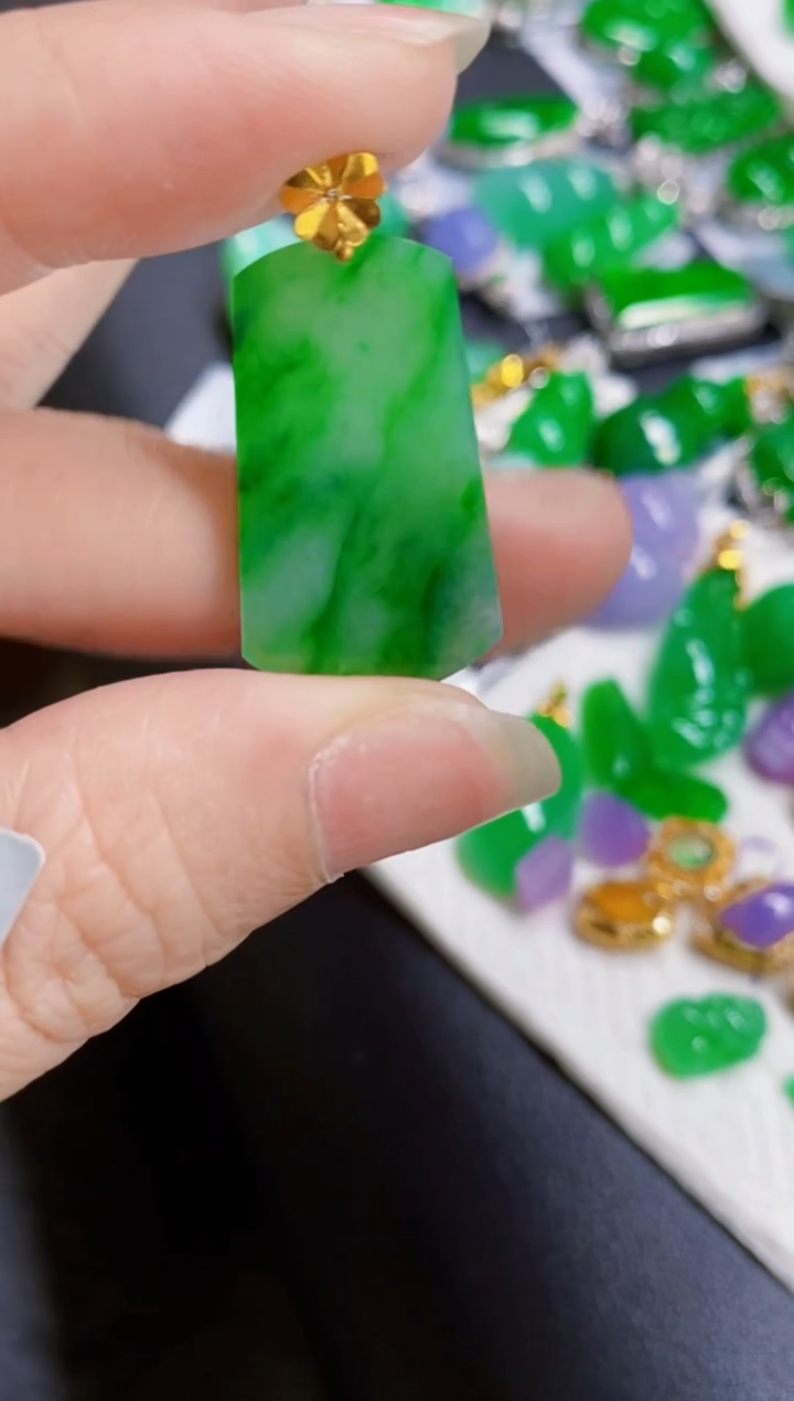 颈饰18K金镶嵌翡翠无事牌