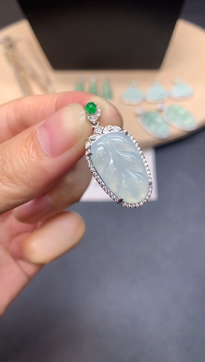 【闪购商品】翡翠吊坠(不含链)银S925镶嵌叶子【多样性发其一】