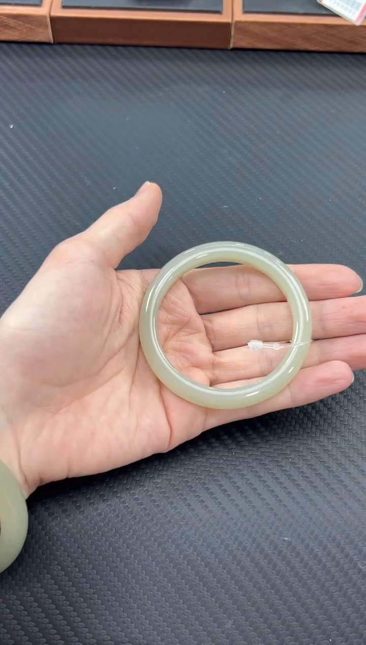 【闪购商品】和田玉手镯未镶嵌且末微色差近52手镯