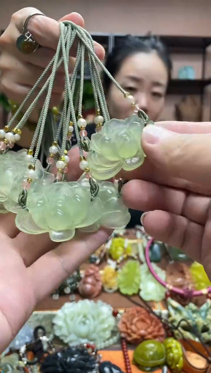 未镶嵌岫玉颈饰多样性发货发其中之一