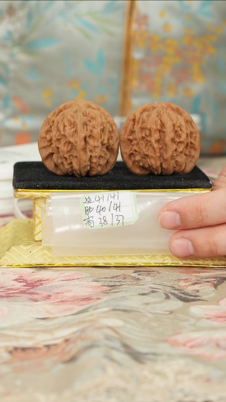 【闪购商品】文玩核桃把件一代楼