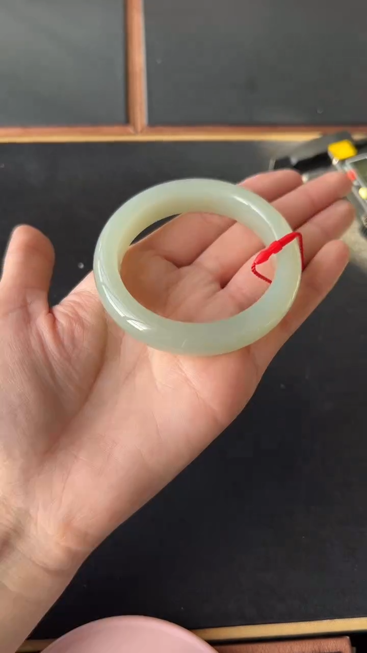 【闪购商品】和田玉手镯未镶嵌且末微色差近矿53+