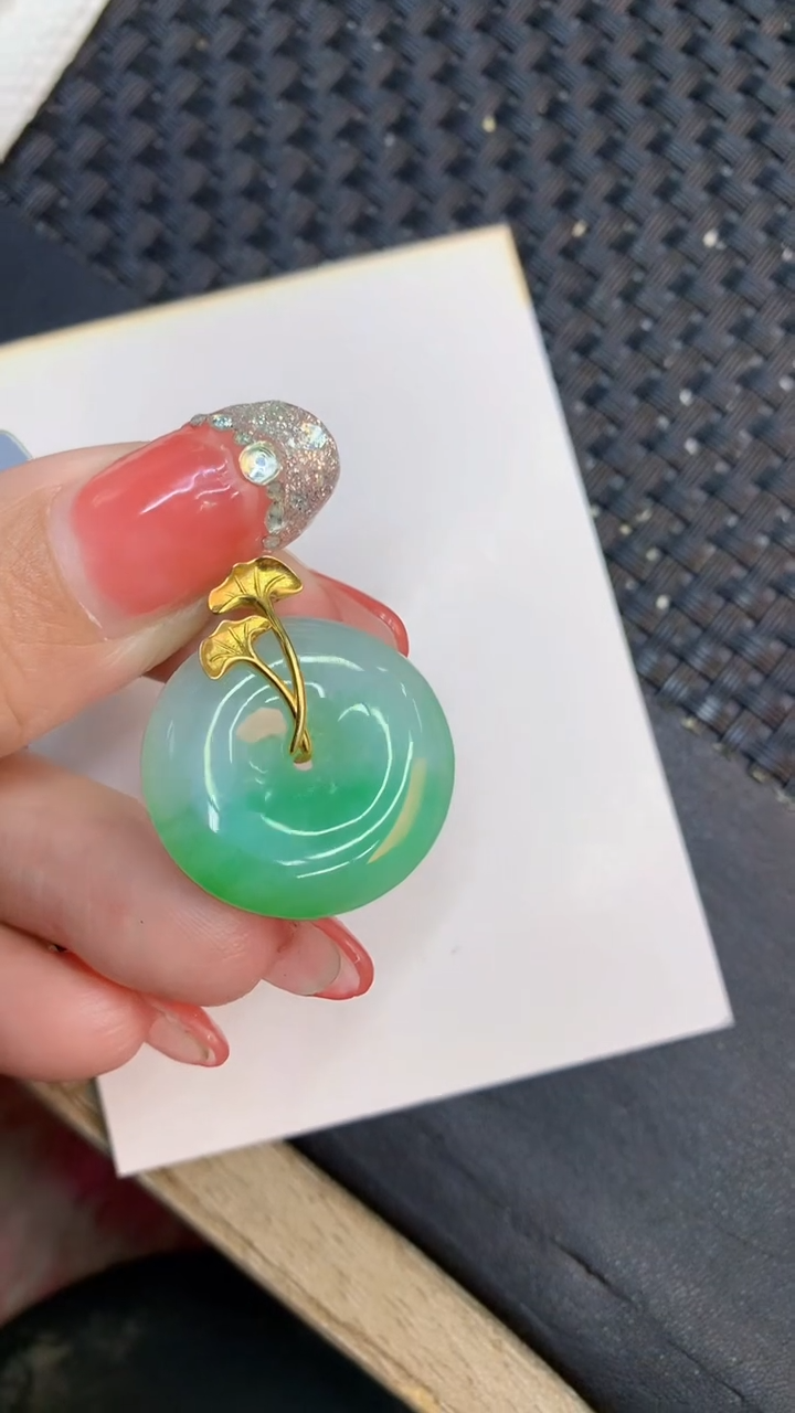 颈饰18K金镶嵌翡翠1