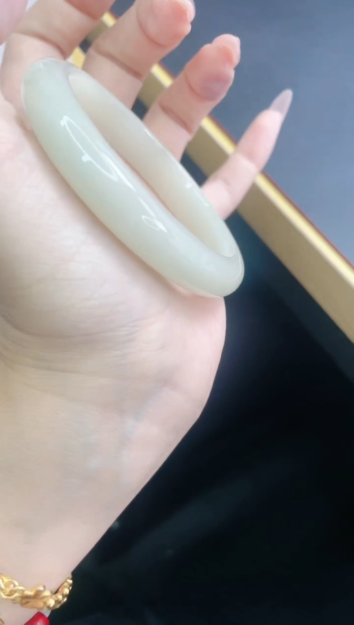 【闪购商品】石英质玉手镯未镶嵌300/58.5