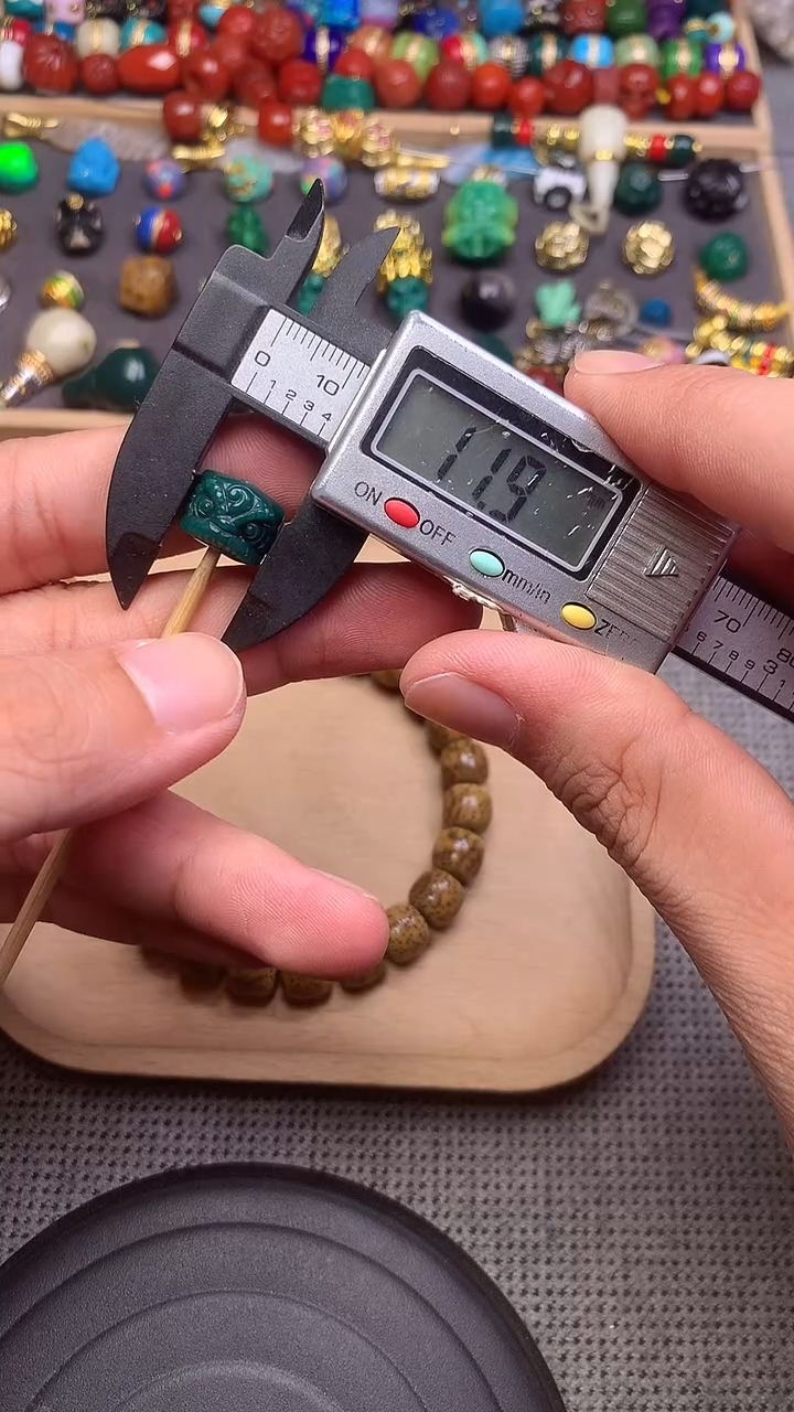 颈饰琉璃醒狮卡12mm左右单个发啊