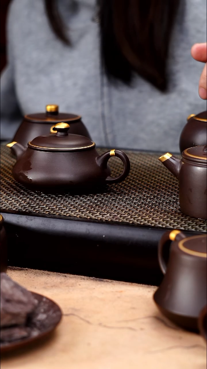 茶壶紫砂四号井茄皮紫泥描金小明炉90cc