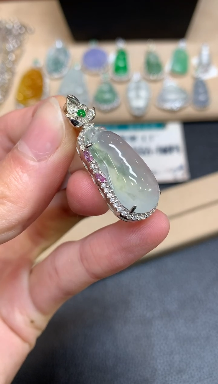 【闪购商品】翡翠颈饰18K金镶嵌福瓜【无服务费】