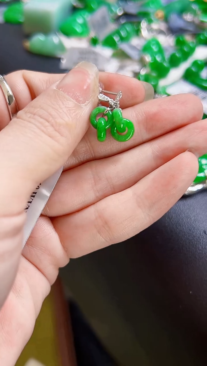 颈饰18K金镶嵌翡翠耳钉