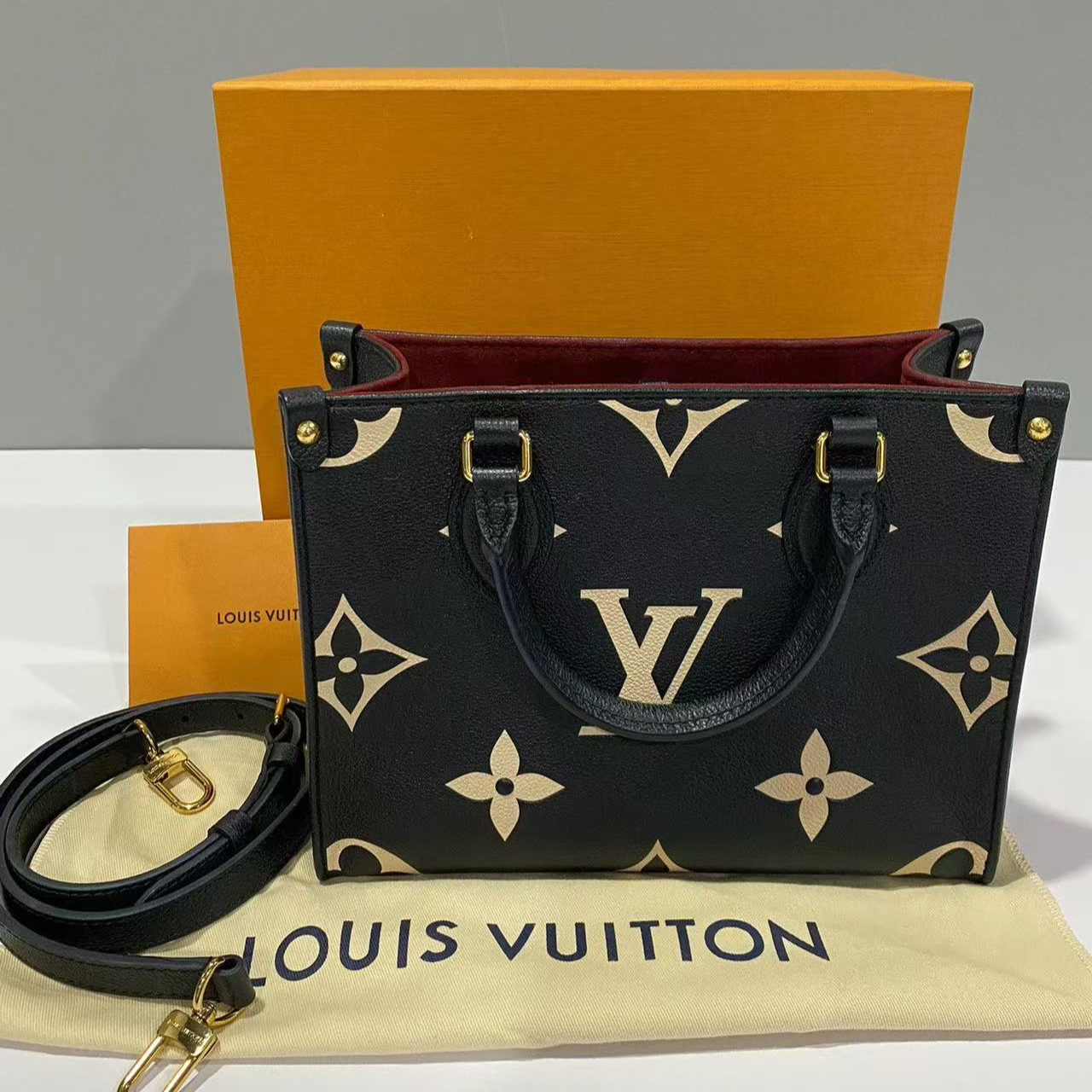 全新未使用 LouisVuitton/路易威登 （铭）on the go 黑白全皮压纹