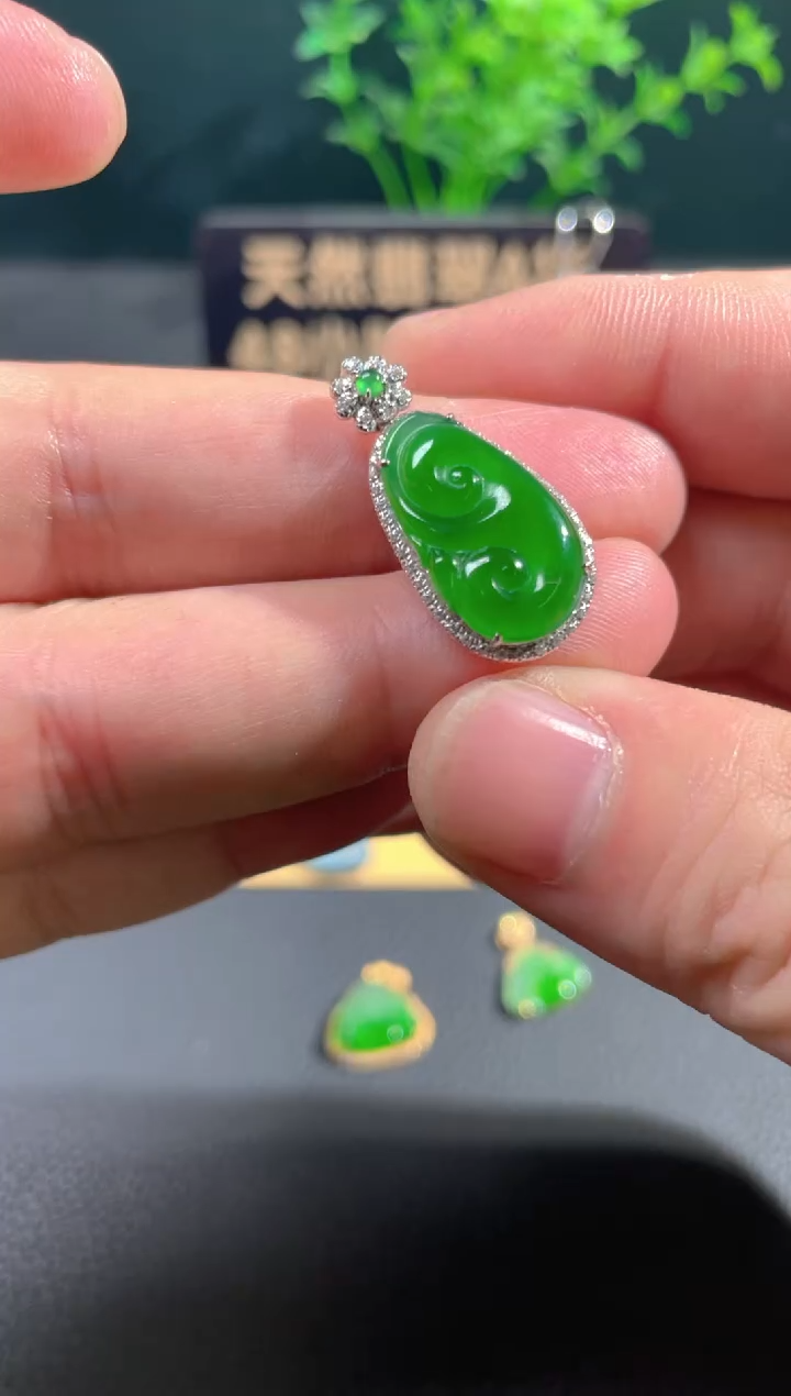 【闪购商品】翡翠颈饰18K金镶嵌翡翠