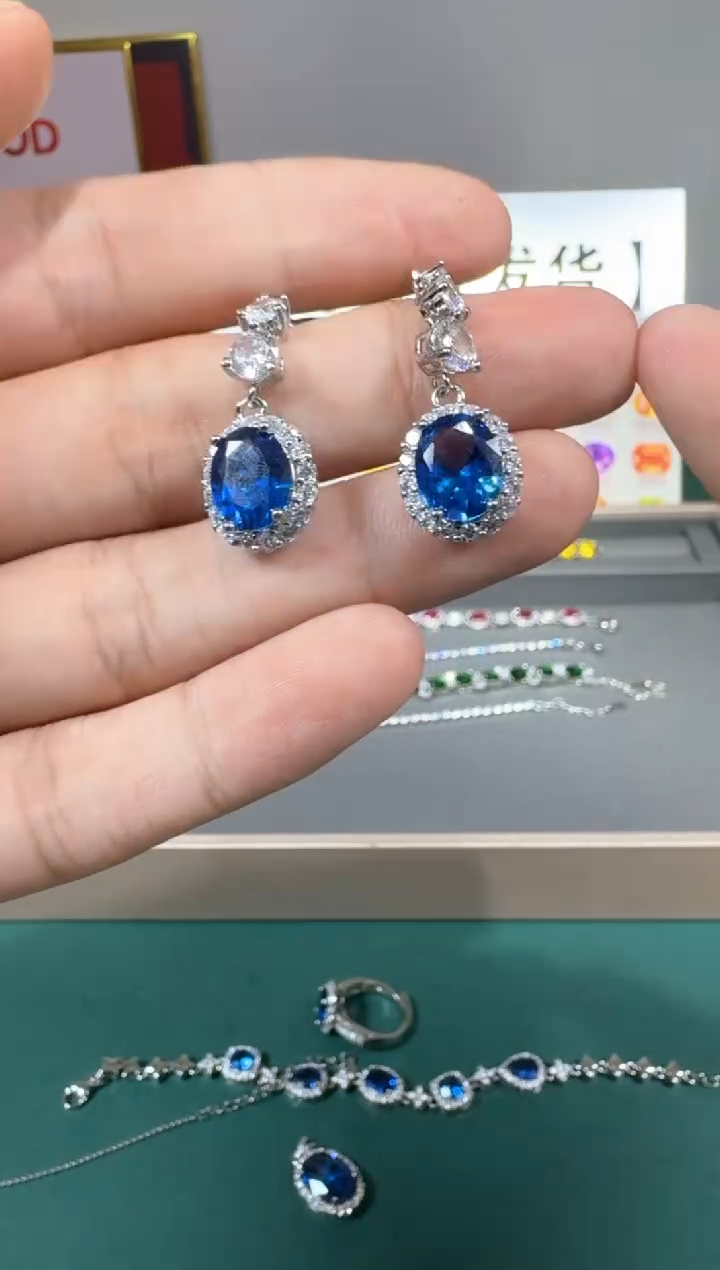 蓝宝石耳饰18K金镶嵌1