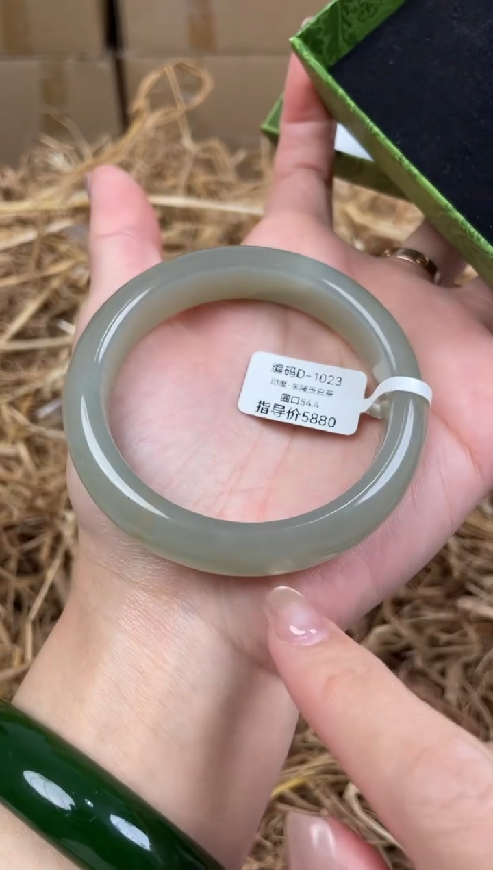 未镶嵌手镯石英质玉D1023