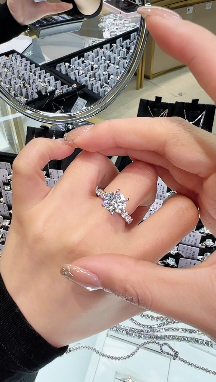 【闪购商品】实验室培育钻石18K金镶嵌戒指戒指