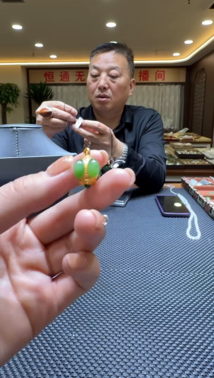 颈饰18K金镶嵌和田玉挂件