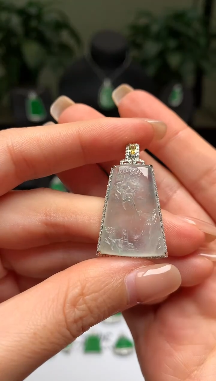 颈饰18K金镶嵌翡翠山水牌