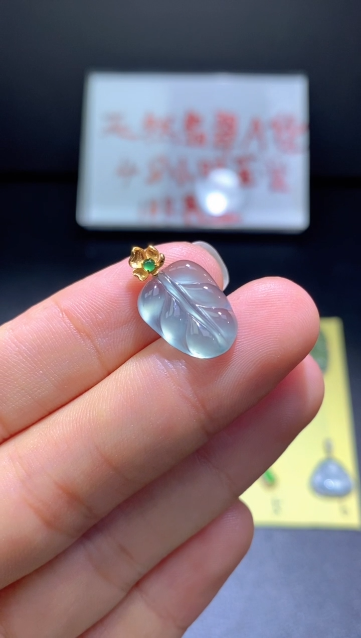 翡翠18K金镶嵌颈饰翡翠吊坠