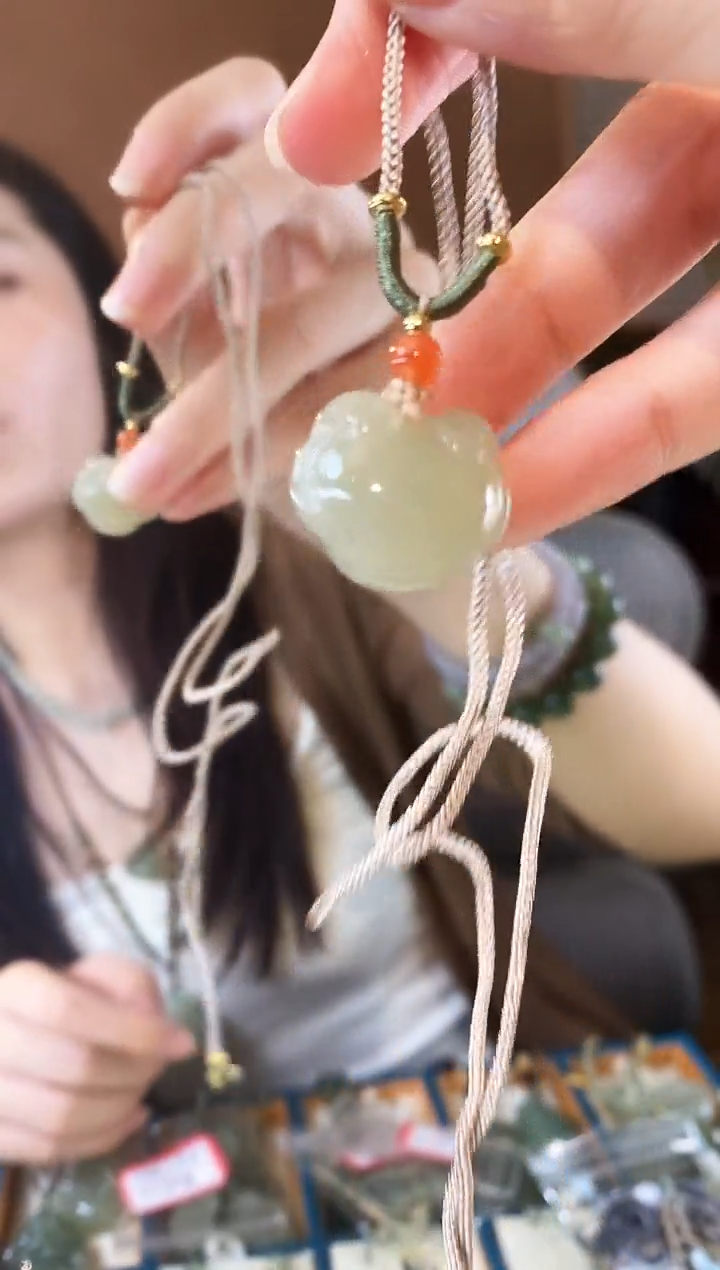 和田玉未镶嵌颈饰如意锁