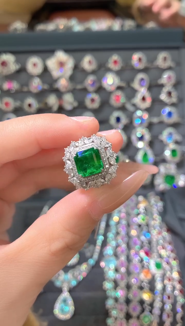 18K金镶嵌戒指祖母绿-2克拉