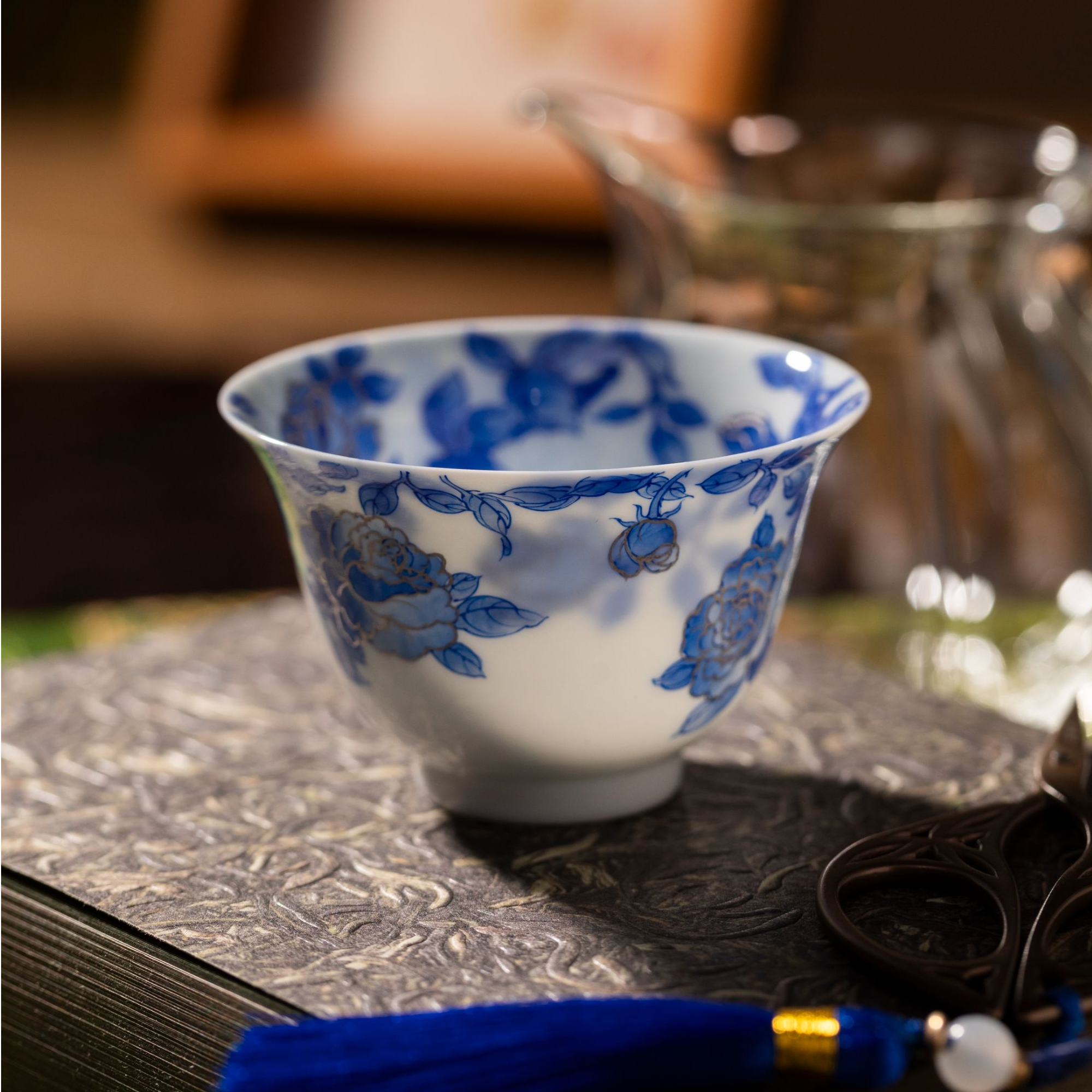 熊友根窑青花手绘绽放玫瑰描银撇口杯主人杯手工陶瓷花纹