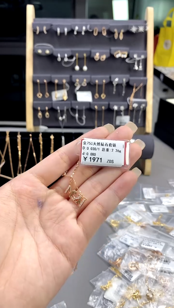 【闪购商品】钻石颈饰18K金镶嵌标签损坏不退不换