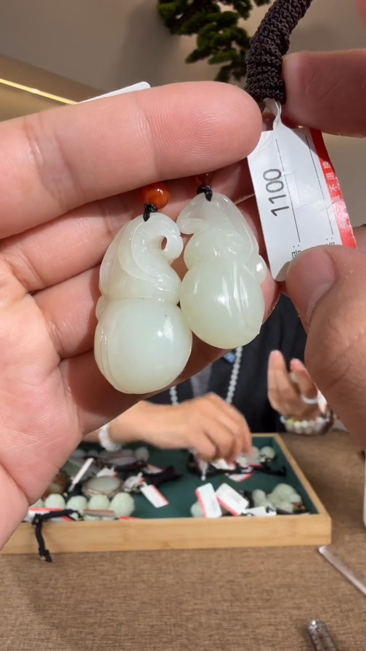 颈饰未镶嵌和田玉1多样性发货发其中一件