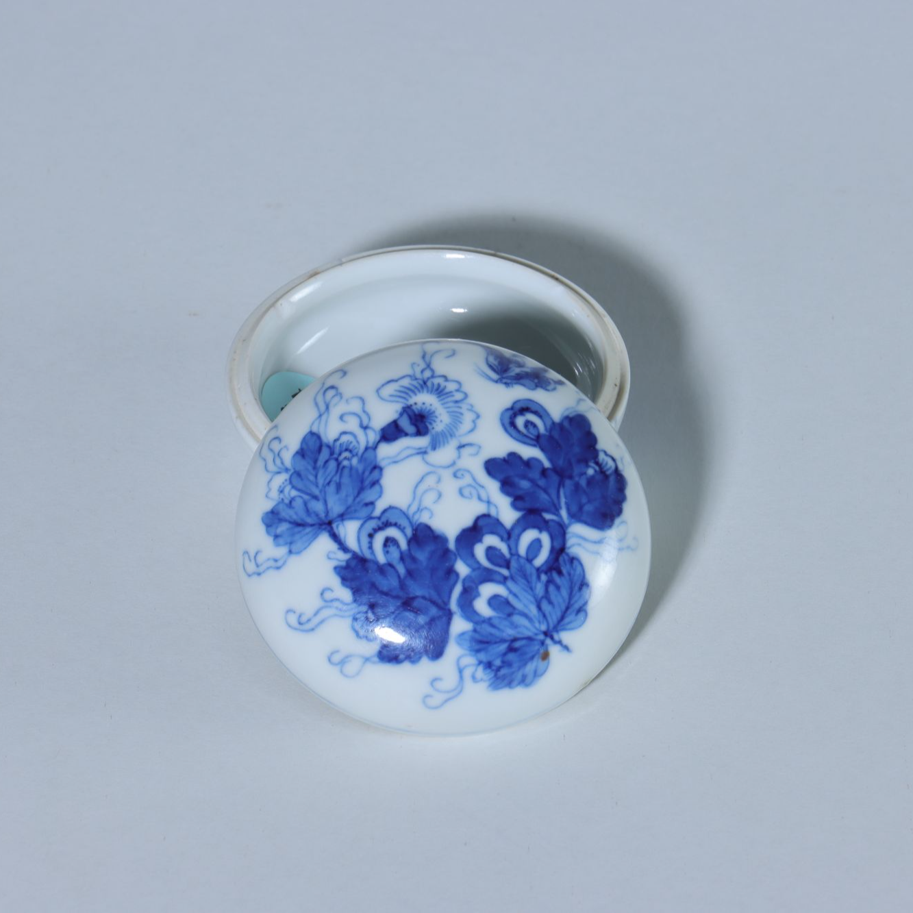 Lot.6128 8004 清雍正 青花花蝶纹盖盒 D:6.8cm