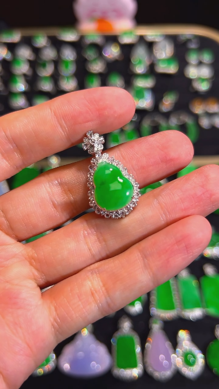 18K金镶嵌挂件翡翠吊坠