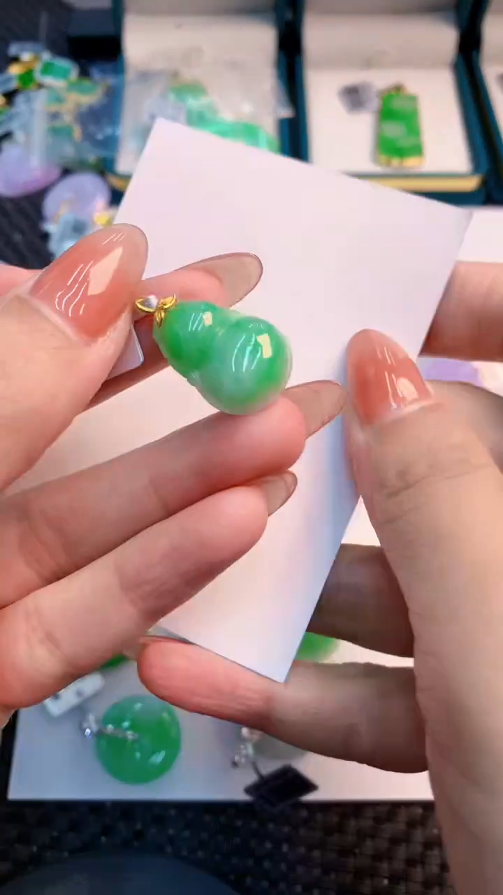 翡翠18K金镶嵌颈饰           1