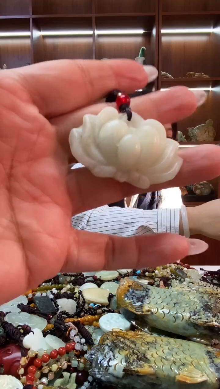 未镶嵌蛇纹石玉吊坠    