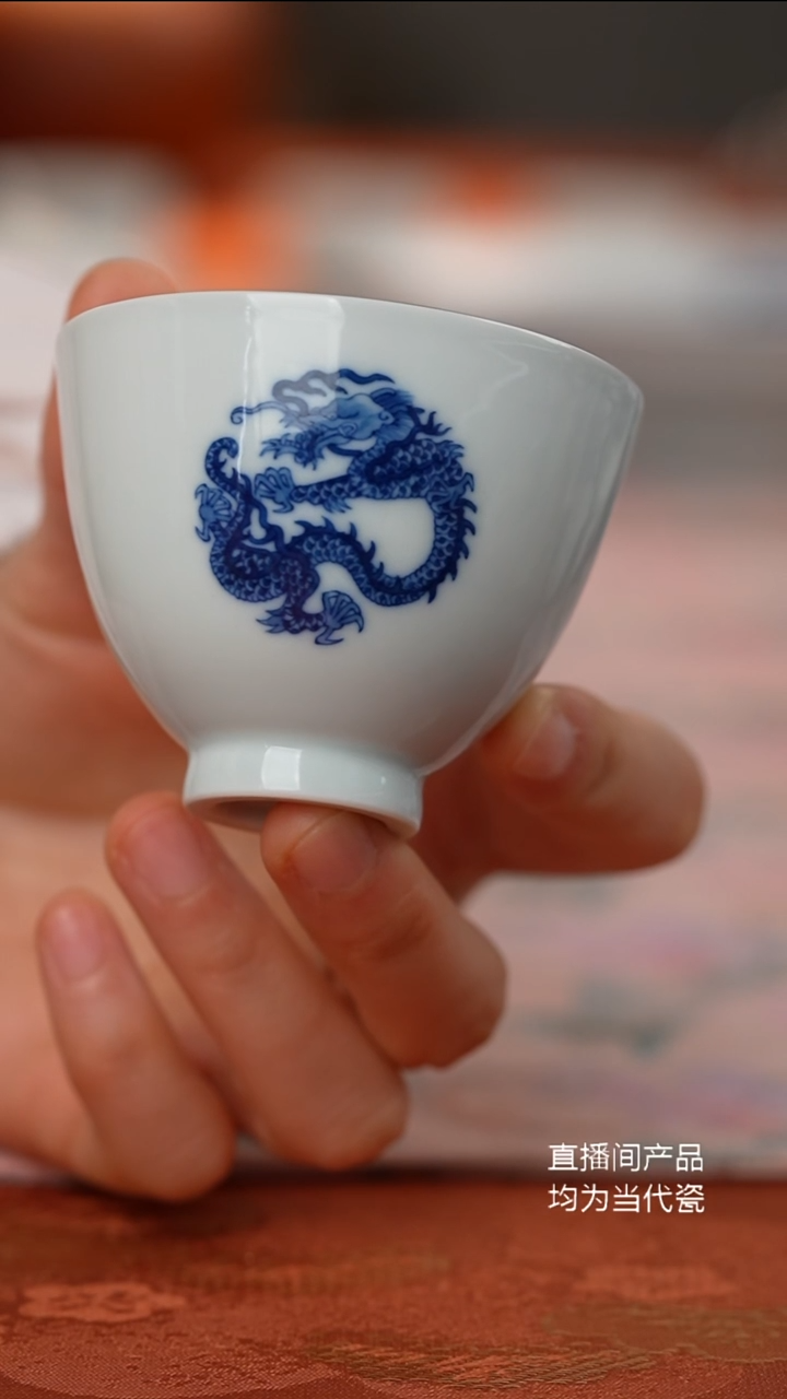 望玉青花团龙纹鸡心杯