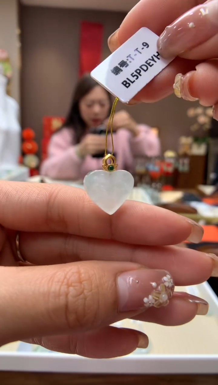 【闪购商品】翡翠颈饰18K金镶嵌爱心