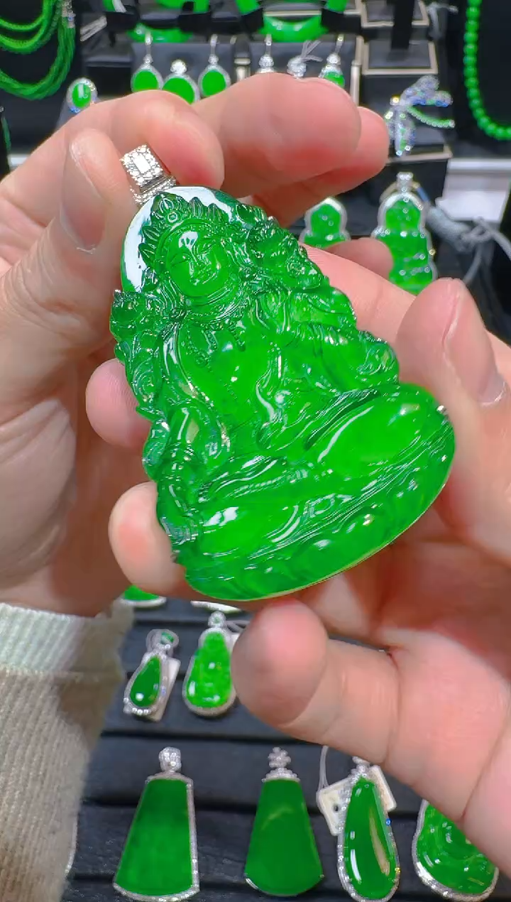 【闪购商品】翡翠吊坠(赠链)18K金镶嵌天然A货翡翠