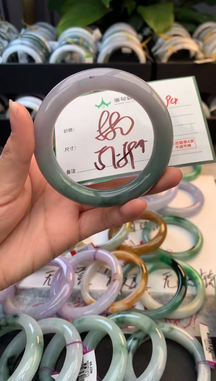 未镶嵌定制翡翠毛货需精细抛光+多人