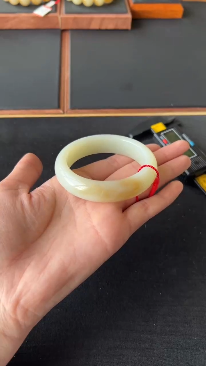 【闪购商品】和田玉手镯未镶嵌且末微色差54