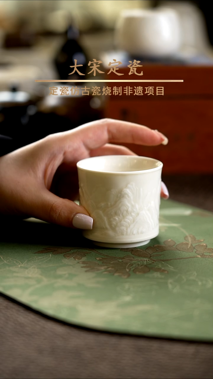 微瑕 万里江山主人杯 外部底部小磕碰内里底部有气孔 