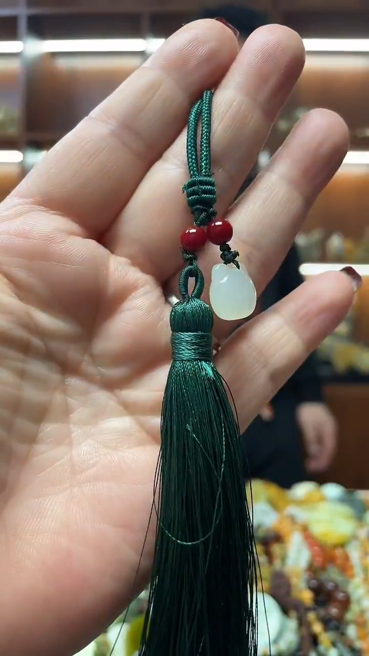 未镶嵌蛇纹石玉吊坠     