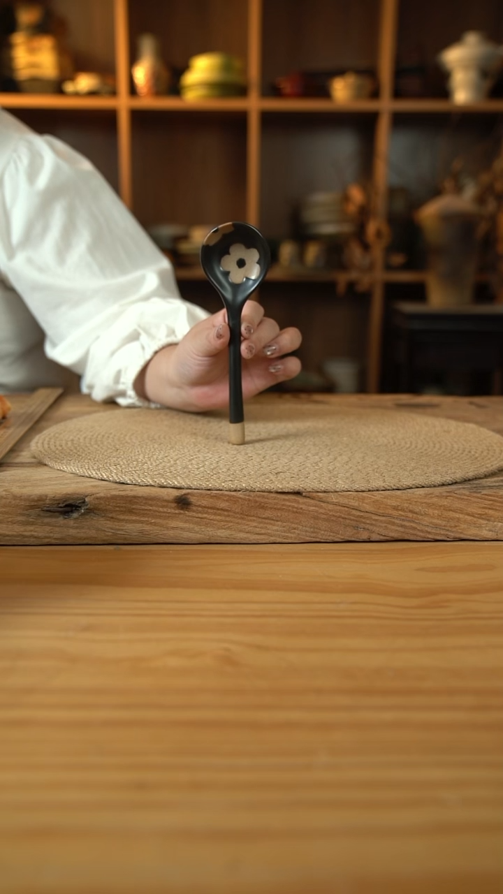 黑色雕刻小花花系列的长柄勺1个