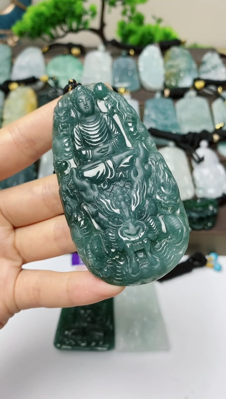 翡翠未镶嵌颈饰         