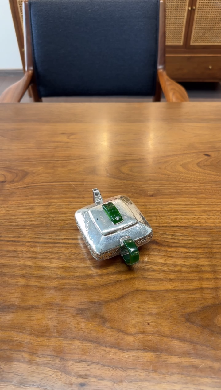 寸发标 手敲锤纹浮雕錾刻祥云纹四方扁壶