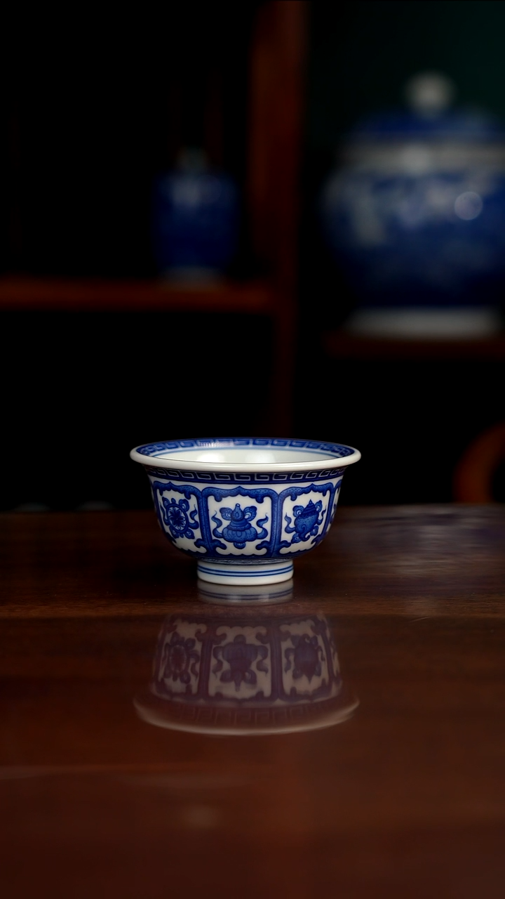 柴窑青花八宝压手杯