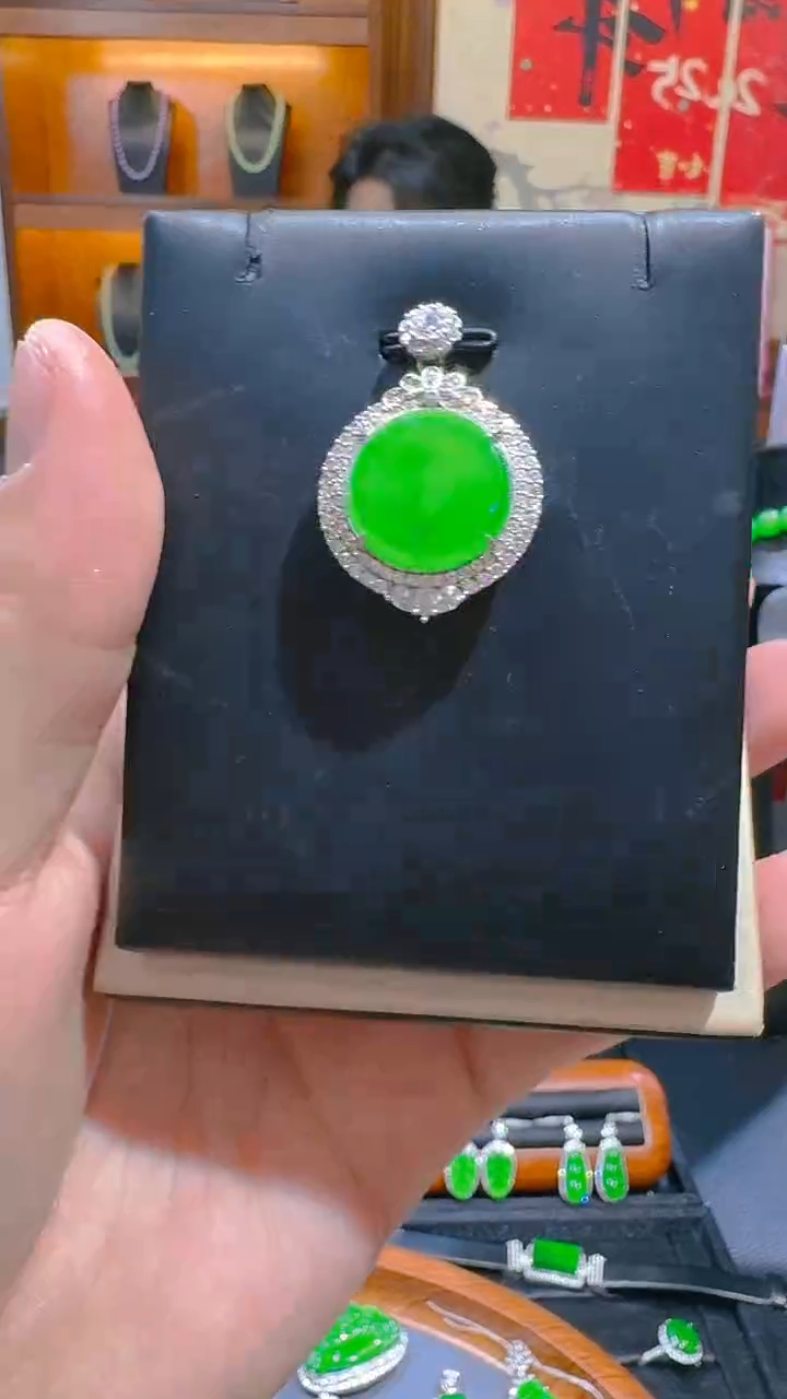 【闪购商品】翡翠吊坠(赠链)银S925镶嵌天然A货翡翠